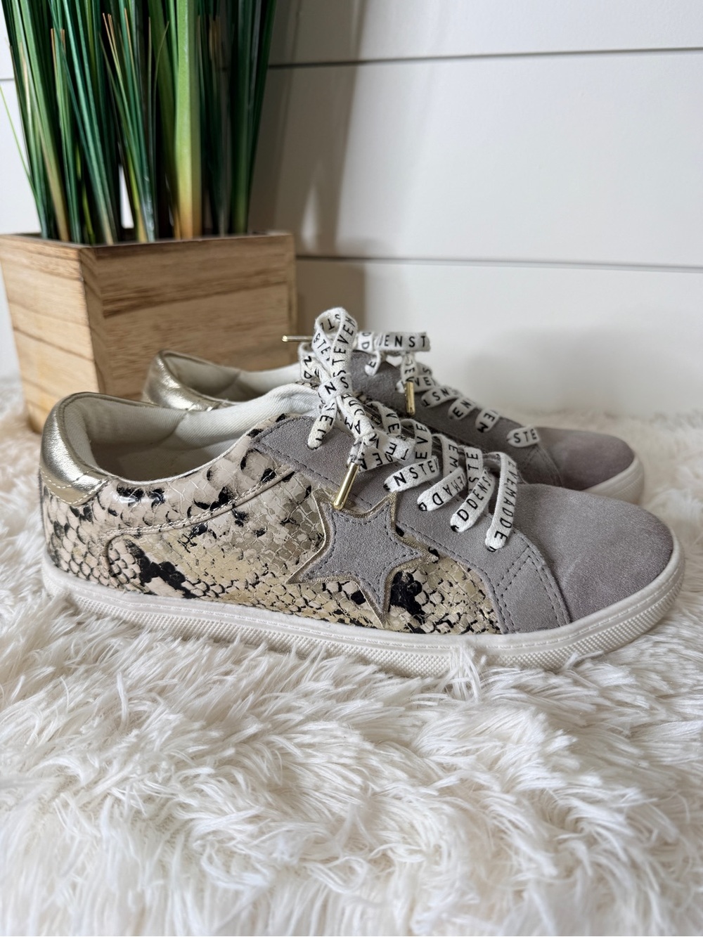 Steve Madden Mirage Suede Snake Print Lace Up Low Top Sneakers Grey Silver Sz 8 - Picture 4 of 9